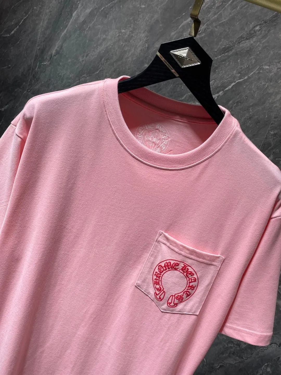 P140 ✨New arrival✨ Chrome Hearts 25ss High gram weight environmentally friendly high-quality top fabric 260g~270g Chrome classic phantom cross group red horse short sleeves Imported environmentally friendly glue printing and dyeing Counter synchronization 1:1 replica version 🌈Recommended colors: black white pink 🌈 Size: S, M, L, XL